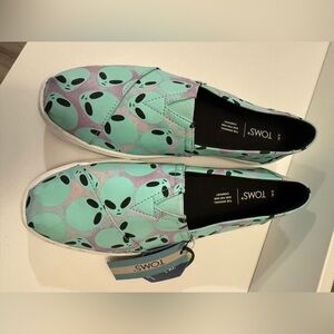 No box Toms glow in the dark alien shoes new with tags size 6